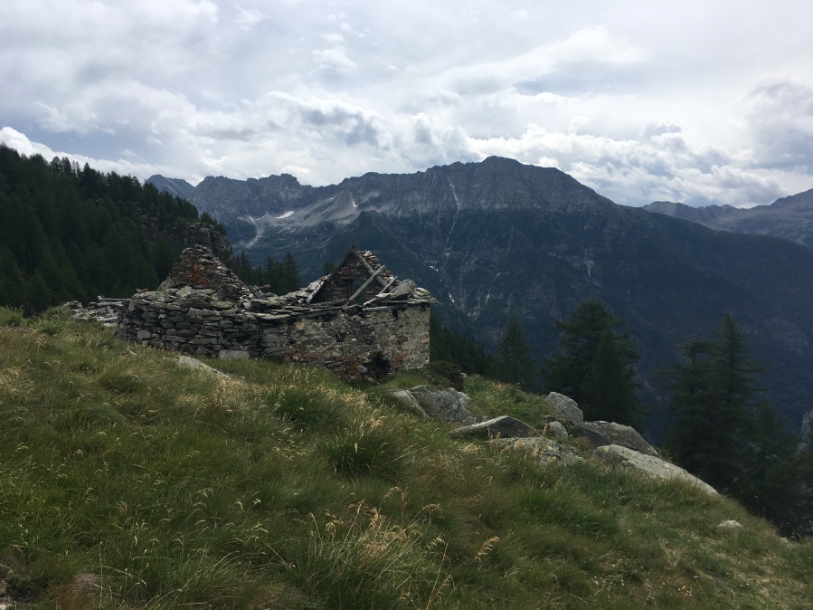Abandoned farm near Alpe Corwetsch